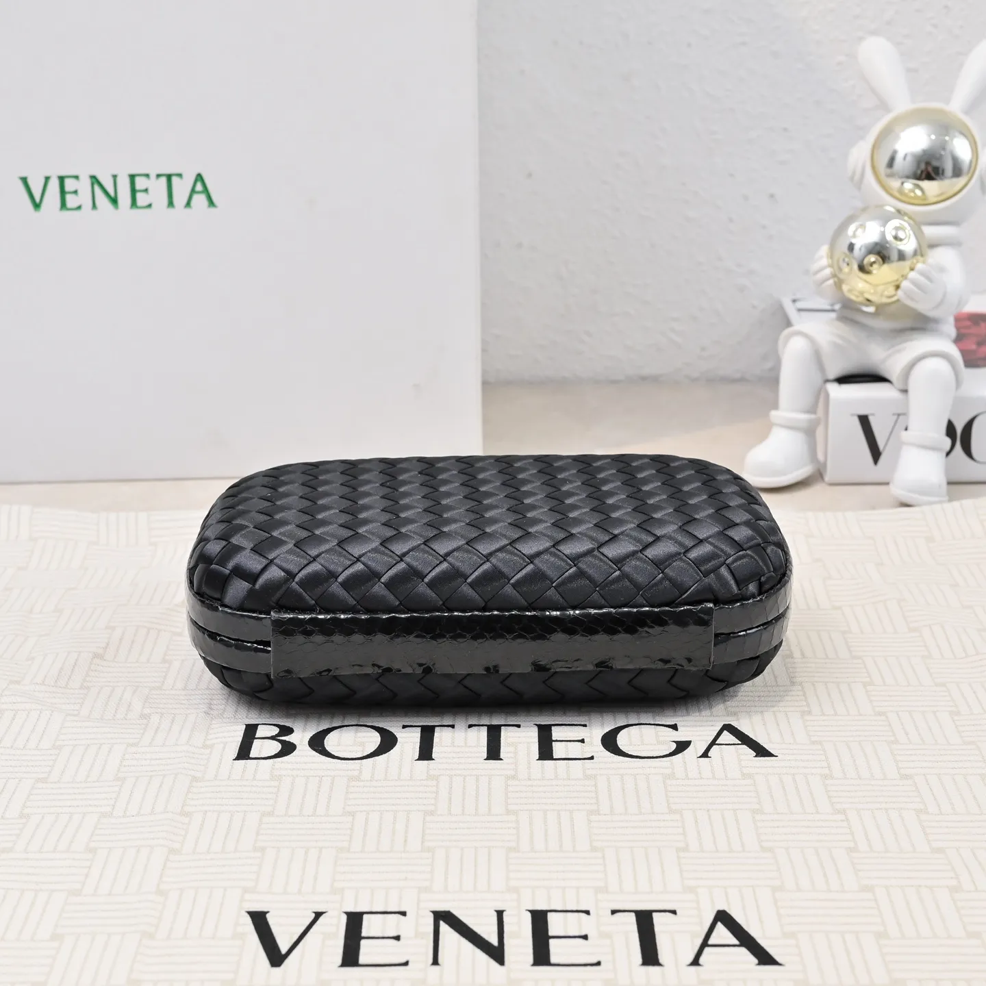 Batch 1460 #BV Knot woven evening bag series ~ Each bag reveals exquisite elegance💫Iconic classic silk weaving➕snake skin trimming with knot buckle, soft and delicate feel. The design is small and exquisite, low-key without logo, elegant and elegant. Paired with evening dress or cheongsam, it has the atmosphere of a famous and wealthy lady. Full of aura and invincible texture💃 Model: 7622 Dimensions: 20x12x5.5